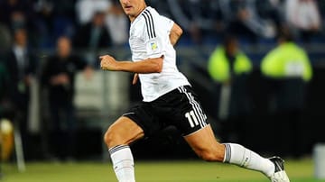 Miroslav Klose (Lazio Rom) ist seit Jahren in Löws Sturm gesetzt und zugleich der dienstälteste Nationalspieler. Der 35-jährige Stürmer hat im Dress der Nationalelf mit 68 geschossenen Toren in 130 Länderspielen den Torrekord von Gerd Müller eingestellt. Derzeit fällt der Routinier aufgrund einer Entzündung im Fuß aus.
