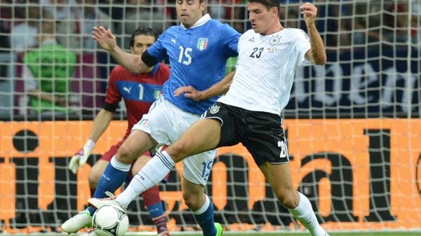 Neben Klose setzt Löw im Sturmzentrum auf Mario Gomez (AC Florenz). Der 28-jährige Modellathlet traf für die Nationalmannschaft bisher in 59 Spielen 25 mal das Tor. Wegen einer Knieverletzung steht Mario Gomez derzeit nicht in Löws Kader.