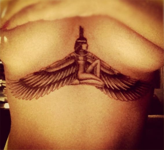 Per Twitter lässt Rihanna ihre Fans gerne an ihrem Leben und ihren Unternehmungen teilhaben - und zeigt ihnen auch neue Tattoos, selbst wenn die an pikanter Stelle sind. Zu Ehren ihrer verstorbenen Oma hat sie sich zum Beispiel unter der Brust tätowieren lassen.
