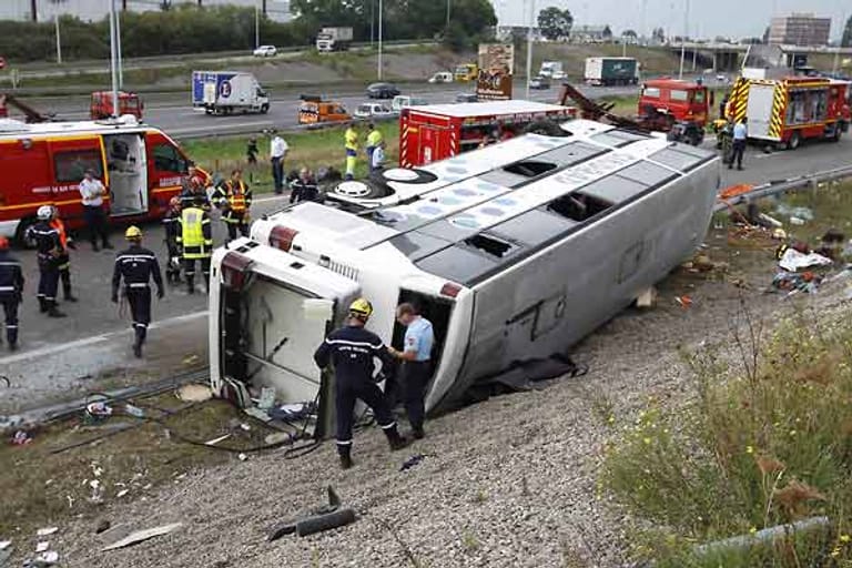 Der aus Polen stammende Bus war aus noch ungeklärter Ursache von der Fahrbahn abgekommen. Mindestens drei Menschen starben, mehrere wurden lebensgefährlich verletzt.
