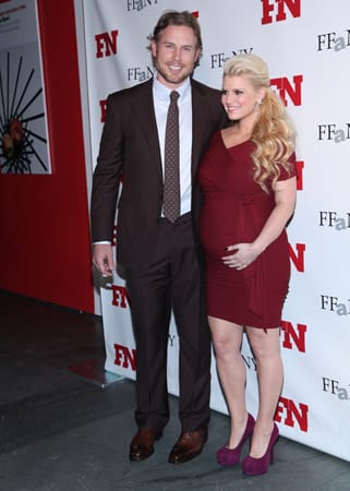 Hier ist die schwangere Jessica Simpson mit ihrem Verlobten, dem Football-Spieler Eric Johnson, zu sehen. Für beide ist ist Töchterchen Maxwell das erste Kind.