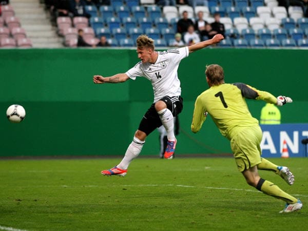 Mit 1,92 Meter Körpergröße könnte in den kommenden Jahren auch Sebastian Polter (FSV Mainz 05) ein idealer Stoßstürmer für die Nationalmannschaft werden. Um regelmäßig Spielpraxis zu sammeln, wechselte der U-21-Nationalspieler auf Leihbasis im Sommer 2012 vom VfL Wolfsburg zu den Franken.