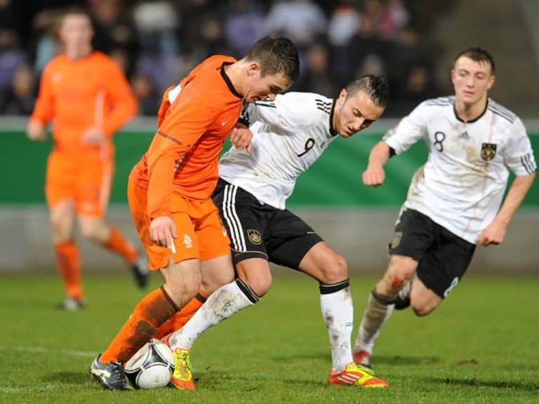 Seit dem Freundschaftspiel der deutschen U-19-Auswahl gegen die U-19 Englands gilt Samed Yesil (FC Liverpool) in den Medien bereits als kommender Mittelstürmer für die Nationalelf. Der 18-jährige schoss in diesem Spiel zwei Tore selbst und glänzte mit einer Vorlage zum 3:1 Endstand. Im Sommer wechselte Yesil von Bayer Leverkusen auf die Insel.