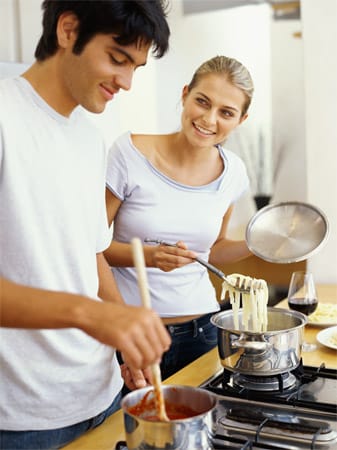 Mit Mann kochen (und essen) wir mehr: Gemeinsam kochen ist ein tolles Ritual. Es macht nicht nur Spaß, sondern stärkt auch die Beziehung. Als Single-Frau hätten wir uns abends nach dem Sport noch schnell ein Brot geschmiert. Die Figur hätte es gedankt.