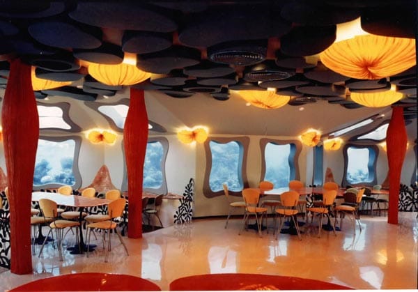 In der Unterwasserbar des "Red Sea Star Restaurant, Bar and Observatory" in Eilat am Roten Meer ist immer blaue Stunde - ideal für ein romantisches Date und überhaupt für alle Treffen, bei denen nur die Fische zuschauen sollen.