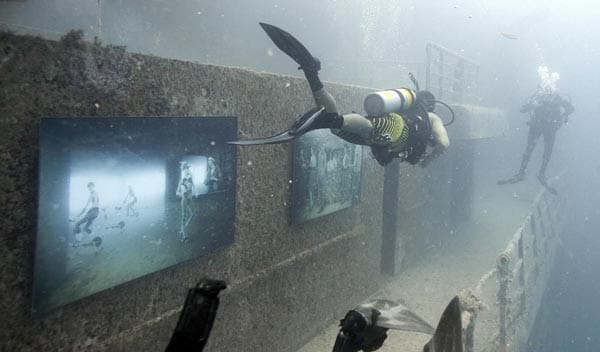 Bei den bisher vorgestellten Locations blieb der Unterwasser-Fan trocken, doch dieses maritime Ereignis erfordert eine submarine Ausrüstung. Den passionierten Kunstliebhaber wird das nicht schrecken. Mit Tauchgerät bestückt geht er vor Key West 40 Meter in die Tiefe und sinniert dort über die Exponate des Wiener Fotografen Andreas Franke.