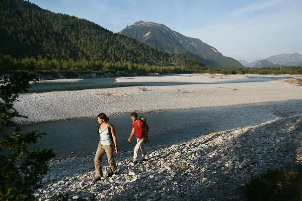 Immer wieder führt der Lech-Wanderweg am 264 Kilometer langen Fluss entlang.