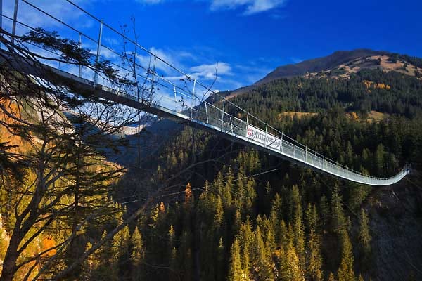 Längste Fußgängerhängebrücke Europas über das Höhenbachtal.