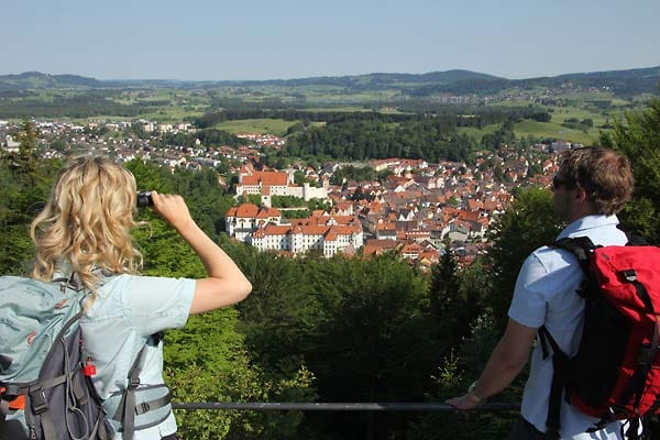 Vom Kalvarienberg aus hat man einen schönen Blick auf die malerische Altstadt Füssens.