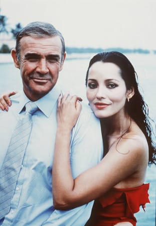 Der wohl bekannteste und für die meisten ultimative James Bond ist sicher Sean Connery. Als Geheimagent trägt er auch am Strand stilecht Hemd und Krawatte und schmückt sich zusätzlich mit einem nassen Bond Girl an seiner Seite.