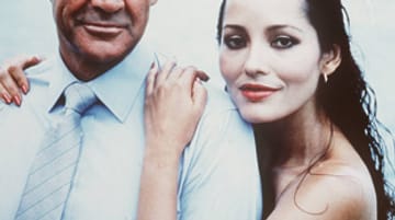 Der wohl bekannteste und für die meisten ultimative James Bond ist sicher Sean Connery. Als Geheimagent trägt er auch am Strand stilecht Hemd und Krawatte und schmückt sich zusätzlich mit einem nassen Bond Girl an seiner Seite.
