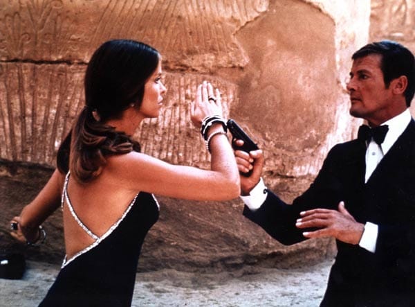 Roger Moore spielte sechs Mal den smarten 007. Kaum jemand kann einen Smoking so elegant und ganz nebenbei tragen, wie der britische Agent.