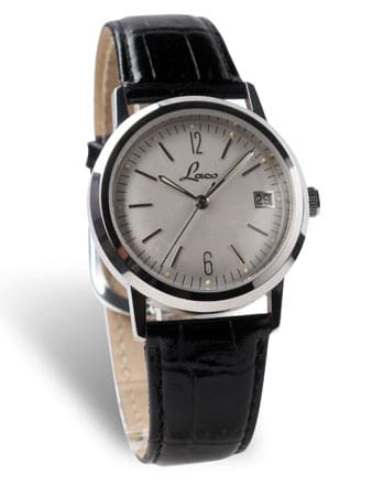 Die "Laco 1969" ist eine Besonderheit. Sie ist das Replikat eines Modells aus der Kollektion von 1969 und auf 200 Exemplare limitiert. Für 1279 Euro kann man die Uhr mit dem früher üblichen gewölbten Zifferblatt mit versilberten Ziffern und Indexen erstehen.