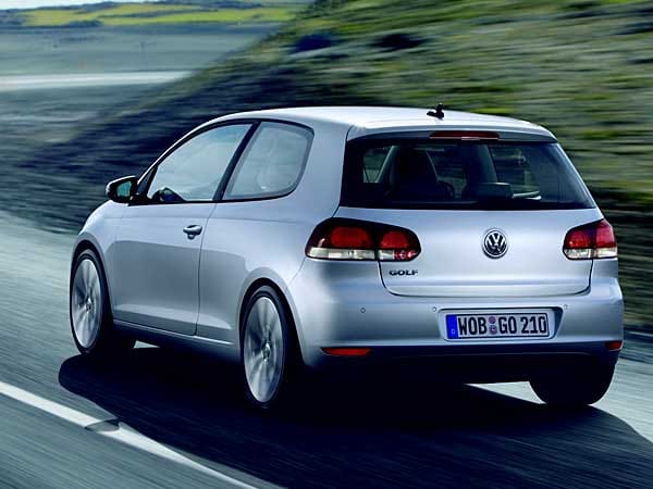 VW Golf 1.2 TSI Trendline (ab 18.925 Euro) gegen 1.6 TDI BlueMotion (ab 22.150 Euro): ab 9300 Kilometern im Jahr fährt man mit dem Selbstzünder günstiger. (Quelle: ADAC)