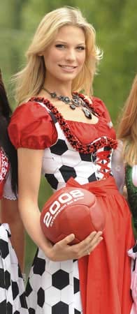 Sarah Brandner, die Freundin von Bastian Schweinsteiger, im Fußball-Dirndl