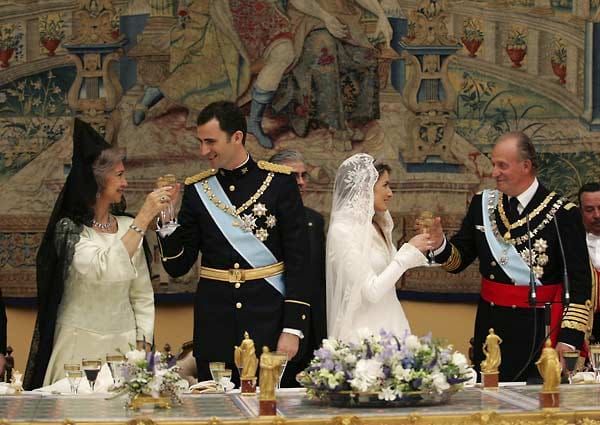 Die beiden heirateten in der Almudena-Kathedrale von Madrid, die Feierlichkeiten fanden dann im königlichen Palast statt.