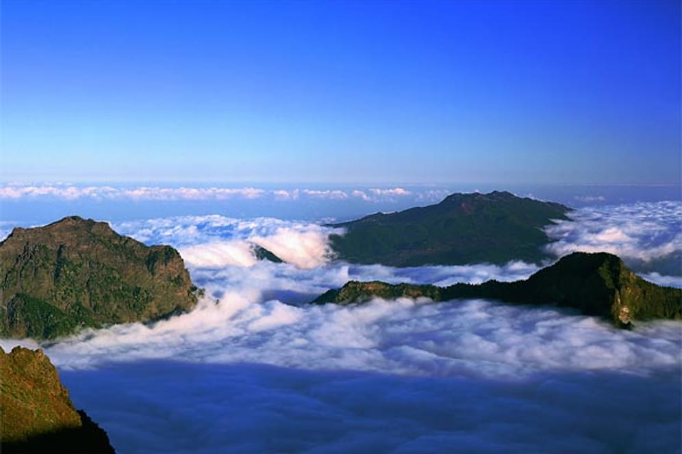 Der Gebirgszug Cumbra teilt die herzförmige, grüne Insel La Palma. Peitschender Regen und Nebel sind nicht selten - unter den Wolken.