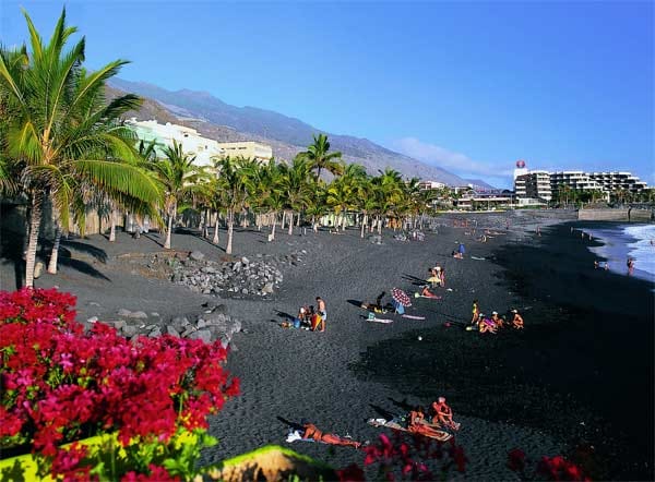 Auf der Kanareninsel La Palma können Urlauber bis spät in den Herbst hinein im Meer baden und sich an den schwarzsandigen Stränden sonnen.