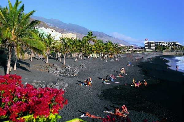 Auf der Kanareninsel La Palma können Urlauber bis spät in den Herbst hinein im Meer baden und sich an den schwarzsandigen Stränden sonnen.