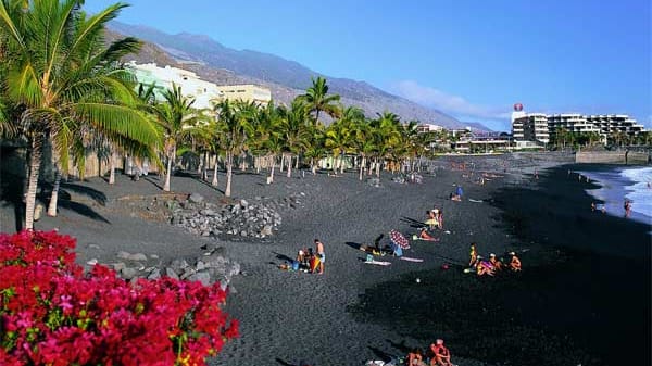 Auf der Kanareninsel La Palma können Urlauber bis spät in den Herbst hinein im Meer baden und sich an den schwarzsandigen Stränden sonnen. Auf der Kanareninsel La Palma können Urlauber bis spät in den Herbst hinein im Meer baden und sich an den schwarzsandigen Stränden sonnen.