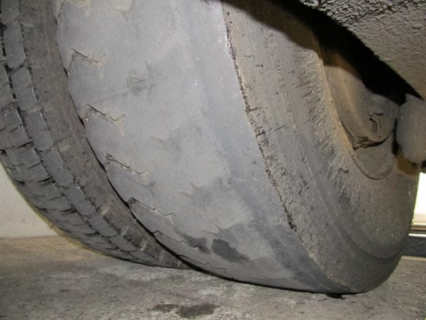 37 Mängel stellte die Beamten an dem Fahrzeug fest - darunter völlig abgefahrene Reifen.