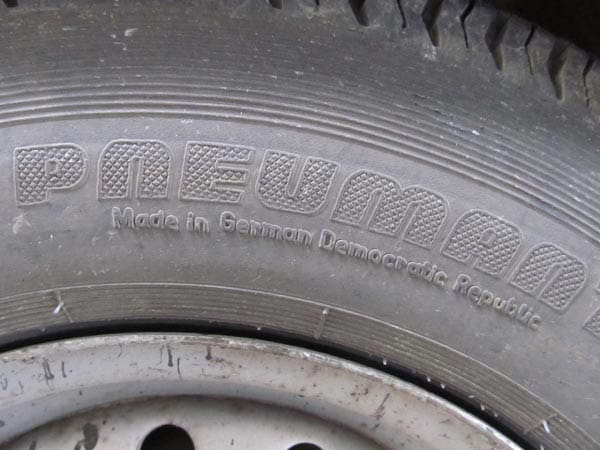 Doch die größte Überraschung bot sich beim Anhänger: Dort waren Reifen aus DDR-Produktion montiert.