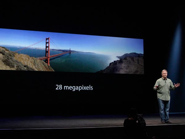 Die Kamera im iPhone 5 hat eine Linse aus Saphirglas und soll noch klarer sein. Neu ist die Panoramabildfunktion, mit der automatisch ein "Breitband-Foto" aufgenommen werden kann.