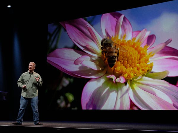 Das iPhone 5 filmt in Full-HD, erkennt dabei Gesichter und stabilisiert die Aufnahmen auf Wunsch automatisch. Während dem Filmen kann auch ein Bild fotografiert werden.