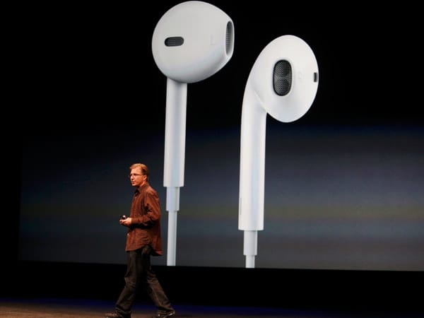 Earpods heißen die neuen Kopfhörer für das iPhone und den iPod. Greg Joswiak, Vice President Worldwide iPod, iPhone und iOS Marketing stellt sie erstmals vor.