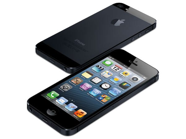 So sieht es aus, das iPhone 5. Äußerlich hat es sich wenig verändert: Die Breite ist geblieben, lediglich in der Länge wurde es gestreckt. Dadurch hat das iPhone 5 ein vier Zoll großes Display.