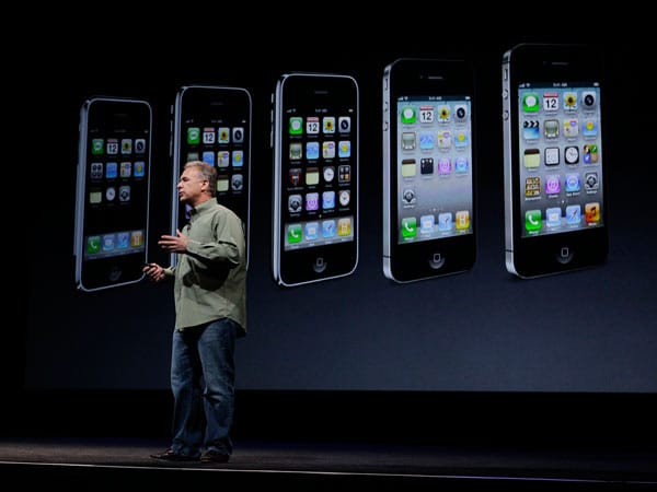 Phil Schiller, Senior Vice President Marketing, stellt das iPhone 5 in San Francisco vor. Im Hintergrund alle fünf Generationen des iPhones.
