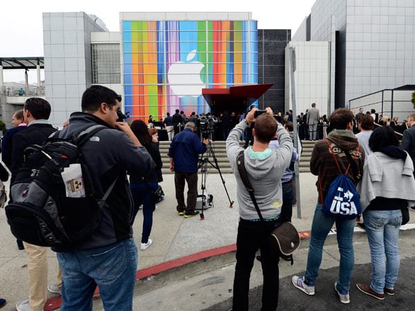 Die meisten Apple-Fans mussten draußen bleiben, machten aber fleißig Fotos vom geschmückten Yerba Buana Center.