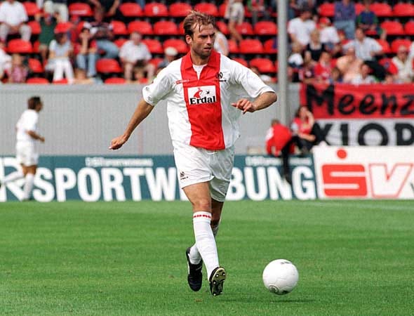 Seine Karriere als Fußballprofi startete Jürgen Klopp 1990 beim 1. FSV Mainz 05. Diesem Klub sollte er 18 Jahre die Treue halten. Bis 2001 bestritt Klopp 325 Zweitligaspiele für die Rheinhessen. Unvergessener Höhepunkt: Der Viererpack beim 5:0 gegen Rot-Weiß Erfurt in der Saison 91/92.