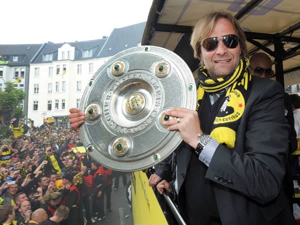 Am Ende der Saison konnte Klopp seinen ersten nationalen Titel feiern und in der Dortmunder Innenstadt die erste Meisterschale seit 2002 präsentieren.