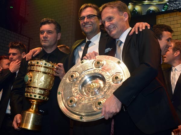 National lief es dagegen deutlich besser für die Borussia. Alle drei Duelle gegen den ärgsten Konkurrenten FC Bayern München gewann sie. Klopp sicherte sich mit den Dortmundern das Double aus DFB-Pokal und Meisterschaft. Mit 28 Spielen in Folge ohne Niederlage und 81 errungenen Punkten stellten sie neue Bundesliga-Rekorde auf.