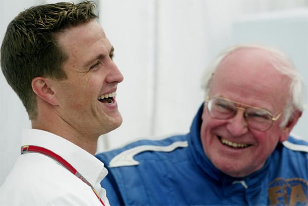 Der BMW-Williams-Pilot Ralf Schumacher (li.) lacht im April 2004 mit dem Oberarzt der FIA, Sid Watkins, in der Box auf dem Hockenheimring. Schumacher konnte damals aufgrund einer Rückenverletzung erst wieder am Grand Prix von Ungarn im August 2004 teilnehmen.