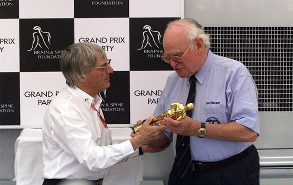 2001 erhält Watkins (re.) beim Grand Prix in Barcelona den "Bernie Award" für seine "Brain and Spine Foundation" von Formel-1-Boss Bernie Ecclestone.