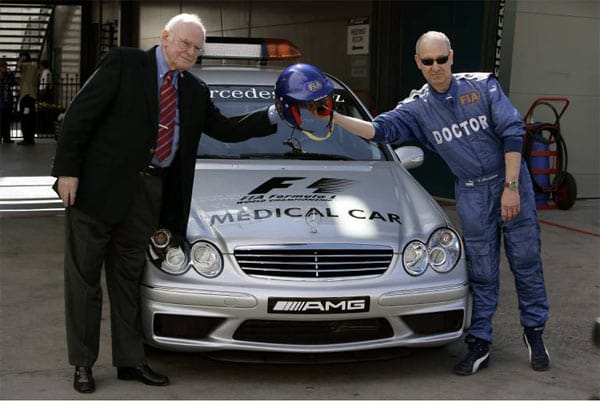 Vorgänger und Nachfolger: Watkins (li.) übergibt 2005 vor dem F1-Medicacar die Verantwortung an den neuen F1-Rennarzt Dr. Gary Hartstein aus den USA.