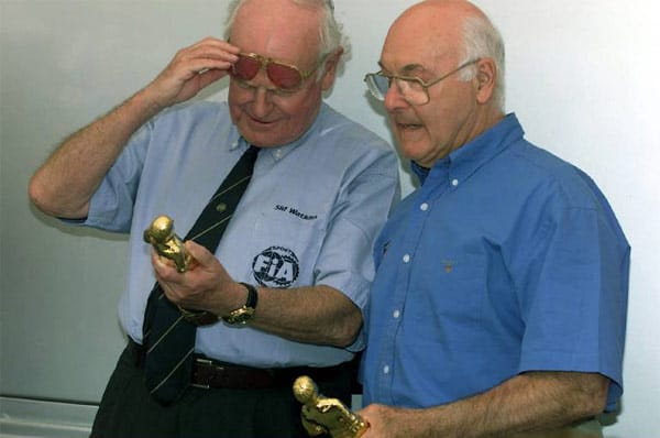 Watkins (li.) und Fernsehkommentator Murray Walker begutachten 2001 während des Großen Preises von Spanien ihre Auszeichnungen.