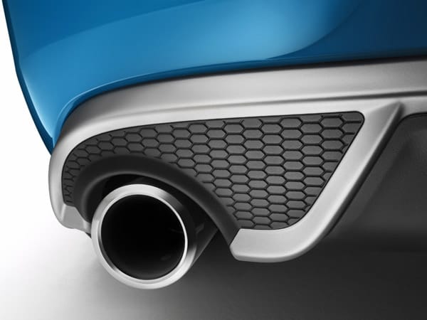 Spezielle R-Design Karosserieelemente wie doppelte Auspuffendrohre und Diffusor unterstreichen die Sportlichkeit des Volvo V40 R-Design.