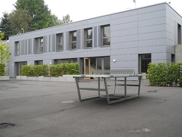 Blick über den Hof des Jugendhilfezentrums Don Bosco im osthessischen Sinntal-Sannerz, Hessens einzigem geschlossenen Kinderheim.
