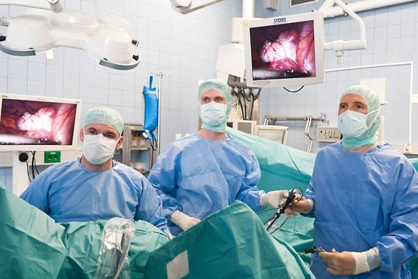 Die Operation: Professor Beckmann (im Foto rechts) und sein Team bei der Entnahme von Eierstockgewebe mit einem Laparoskop.