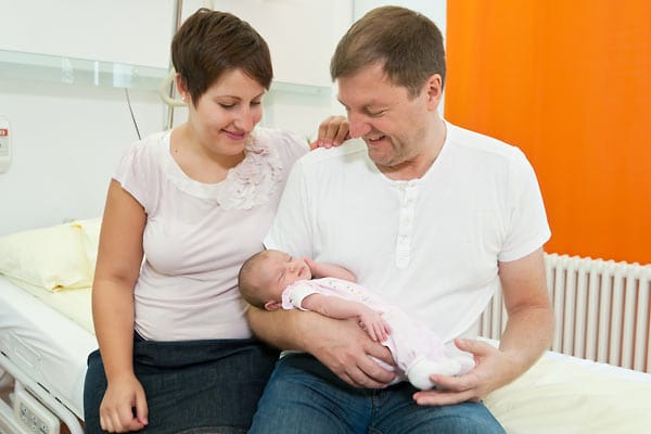 Eine glückliche Familie: Sandra, Andreas und das neu geborene Baby Isabel.