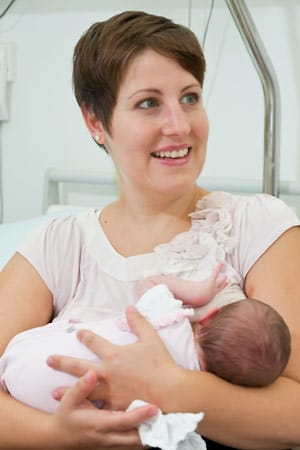 Sandra G. (32) mit ihrem Baby Isabel: Die beiden haben es geschafft, trotz Brustkrebs, Chemotherapie und Unfruchtbarkeit.
