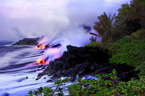 Dampfendes Meer: Mit einem Mal überträgt sich die Höllenhitze der Lava aufs Wasser, das dabei so schnell verdampft, dass es explodiert...