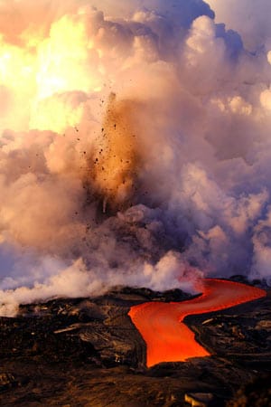 ...Eine Wolke aus Lavasplittern und Dampf schießt hoch. "Wir sind die ersten Künstler, die sich in die Brandung getraut haben, um zu bezeugen, wie die Lava auf die Brandung trifft", sagen die beiden Abenteurer.