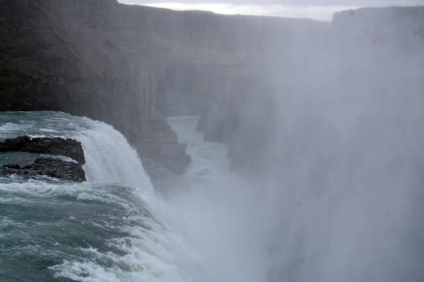 Wer nach Island kommt, wird von den Naturgewalten gefesselt. Hier ist der Gullfoss-Wasserfall zu sehen.