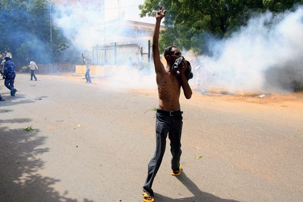 Nach dem Freitagsgebet greifen Demonstranten die Deutsche Botschaft in der sudanesischen Hauptstadt Khartum an und stecken sie in Brand. Nach dem Freitagsgebet greifen Demonstranten die Deutsche Botschaft in der sudanesischen Hauptstadt Khartum an und stecken sie in Brand.