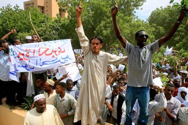 Einige der 5000 Demonstranten hissen die islamistische Fahne auf dem Gebäude. Einige der 5000 Demonstranten hissen die islamistische Fahne auf dem Gebäude.