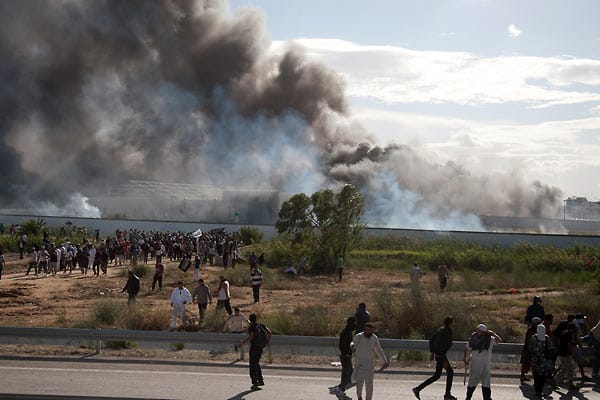 Demonstranten attackierten auch die US-Botschaften in Khartum und Tunis (Foto). Dabei wurden in der tunesischen Hauptstadt mindestens drei Menschen getötet und 28 verletzt. Demonstranten attackierten auch die US-Botschaften in Khartum und Tunis (Foto). Dabei wurden in der tunesischen Hauptstadt mindestens drei Menschen getötet und 28 verletzt.